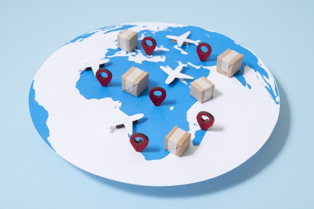 Mapa estilizado do mundo com miniaturas de aviões, pacotes e marcadores de localização, representando o comércio exterior e a logística global.